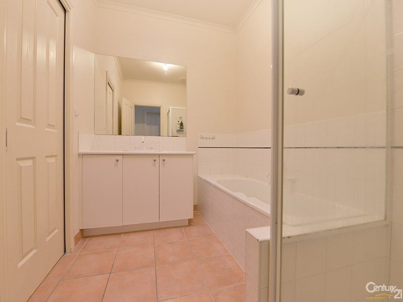 6 Boldrewood Place, Lynbrook VIC 3975