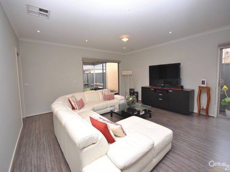 30 Chagall Parade, Clyde North VIC 3978