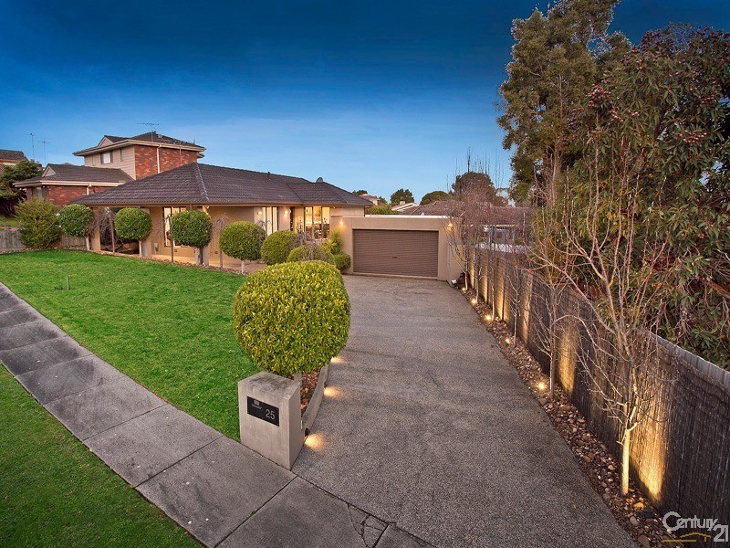 25 Zachary Hicks Crescent, Endeavour Hills VIC 3802