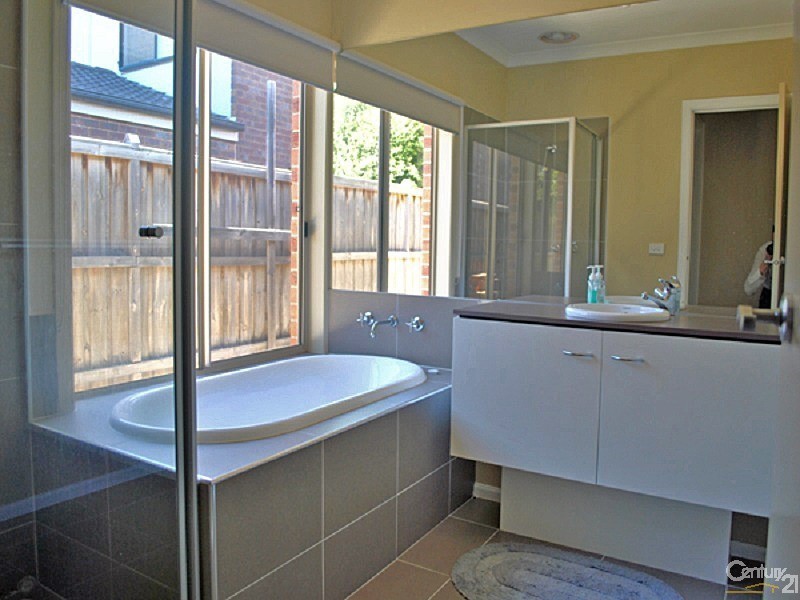 17 Don Collins Way, Berwick VIC 3806