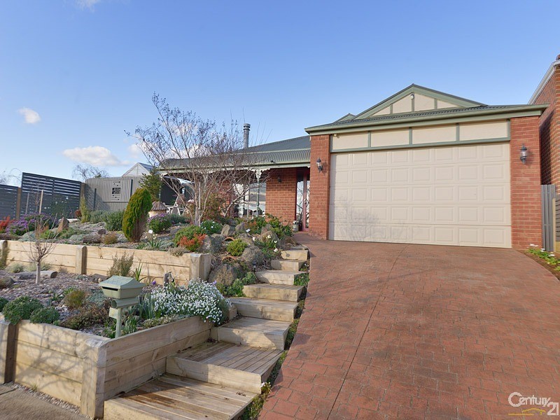 2 John Fisher Drive, Berwick VIC 3806
