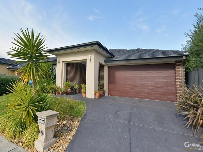 9 Merlin Drive, Cranbourne North VIC 3977