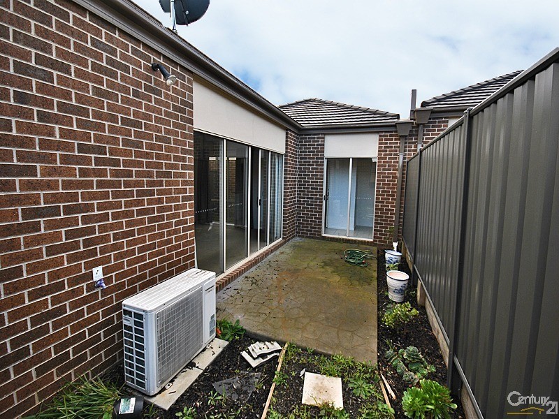 3 Elderberry Alley, Cranbourne North VIC 3977