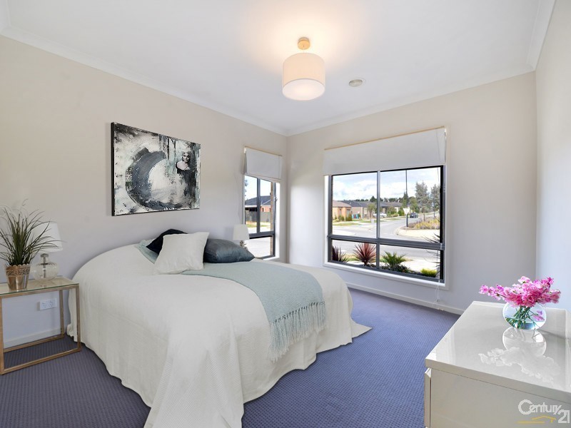 28 Sabel Drive, Cranbourne North VIC 3977