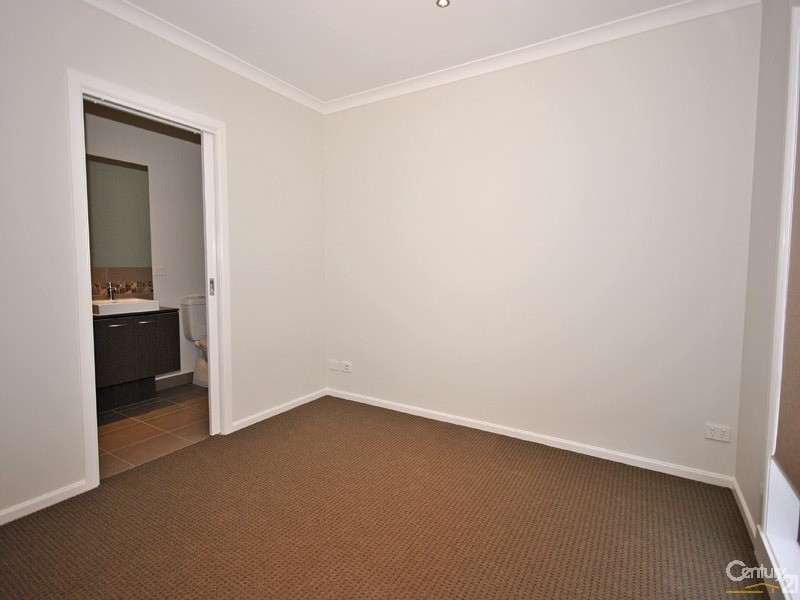 9 Brightstone Drive, Clyde North VIC 3978