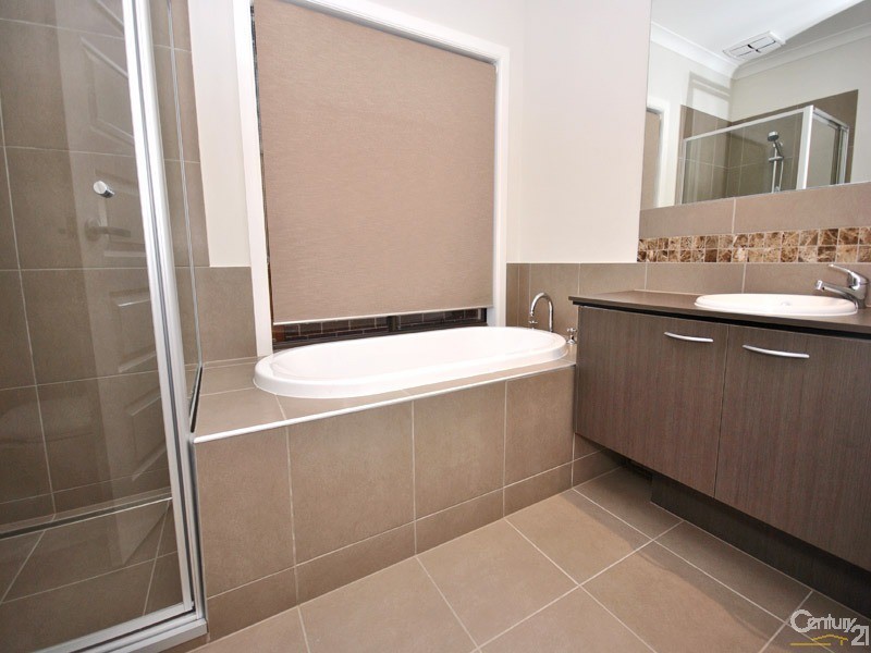 9 Brightstone Drive, Clyde North VIC 3978