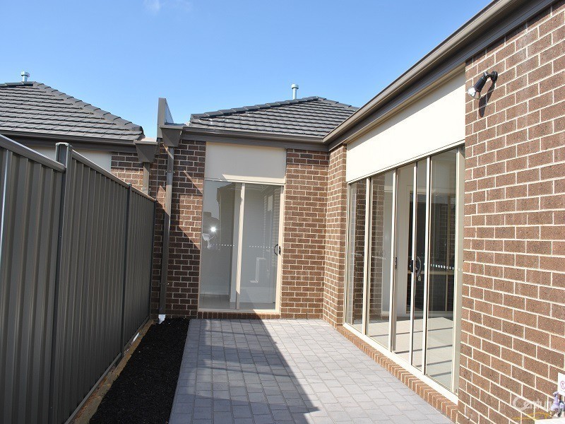 6 Elderberry Alley, Cranbourne North VIC 3977