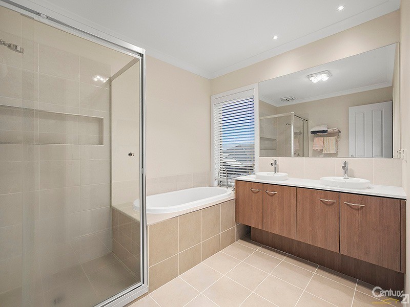 48 Charlbury Crescent, Cranbourne North VIC 3977