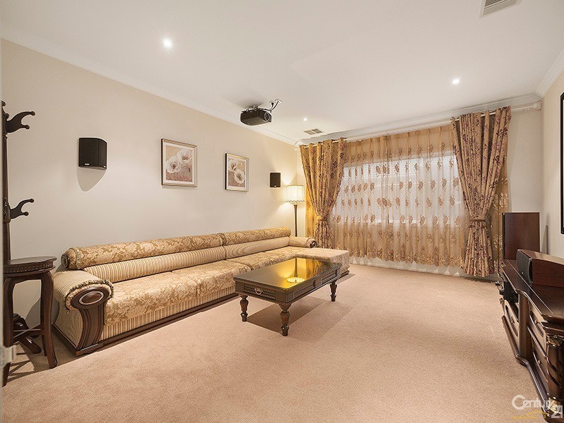 48 Charlbury Crescent, Cranbourne North VIC 3977