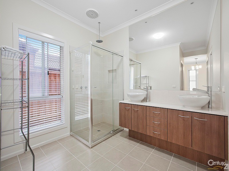 48 Charlbury Crescent, Cranbourne North VIC 3977