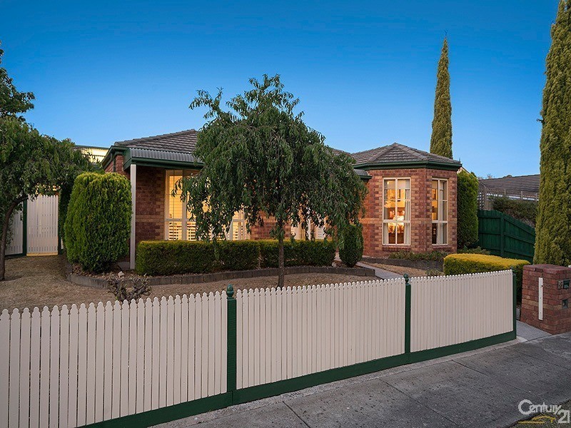 8 Golden Leaf Avenue, Narre Warren South VIC 3805