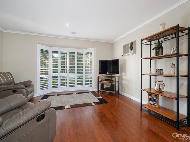 8 Golden Leaf Avenue, Narre Warren South VIC 3805