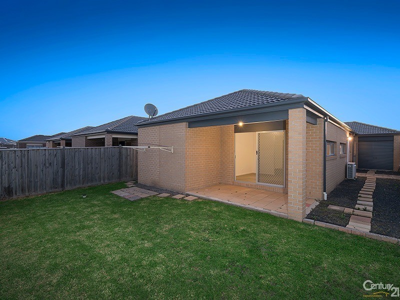 19 Bianca Crescent, Cranbourne North VIC 3977