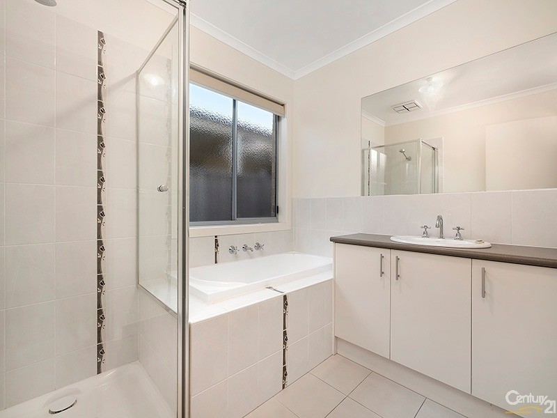 19 Bianca Crescent, Cranbourne North VIC 3977