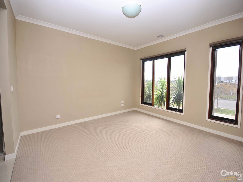 5 Rhinelander Close, Clyde North VIC 3978