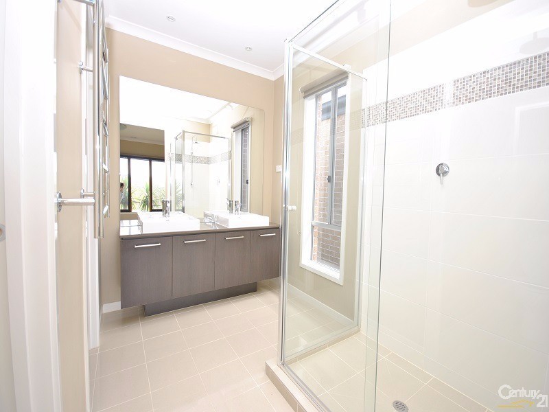 5 Rhinelander Close, Clyde North VIC 3978