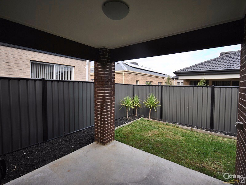 5 Rhinelander Close, Clyde North VIC 3978