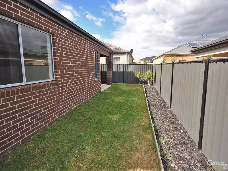 5 Rhinelander Close, Clyde North VIC 3978