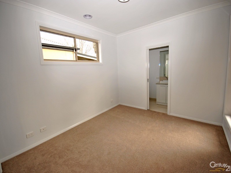 2/1 Greystoke Court, Berwick VIC 3806