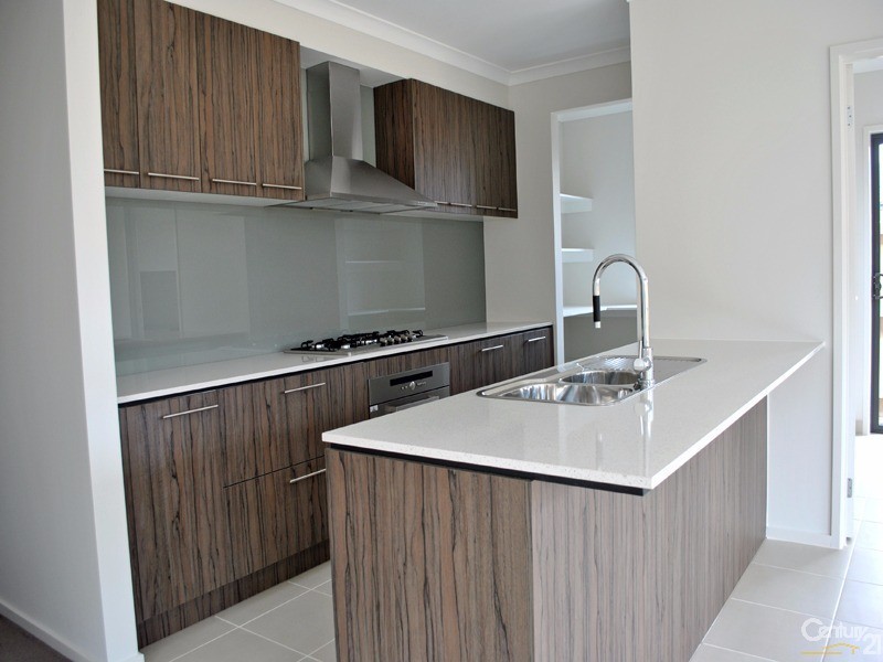 8 Brightstone Drive, Clyde North VIC 3978