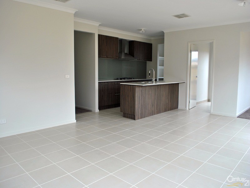 8 Brightstone Drive, Clyde North VIC 3978