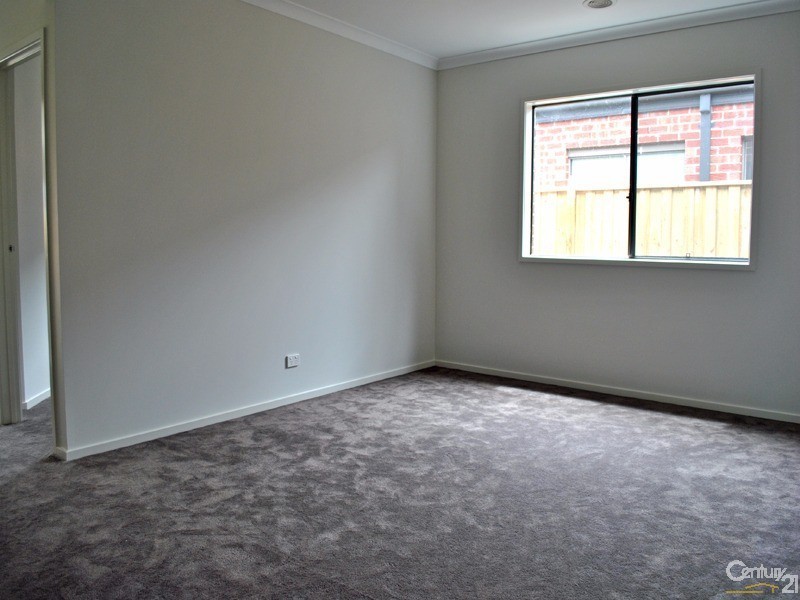 8 Brightstone Drive, Clyde North VIC 3978