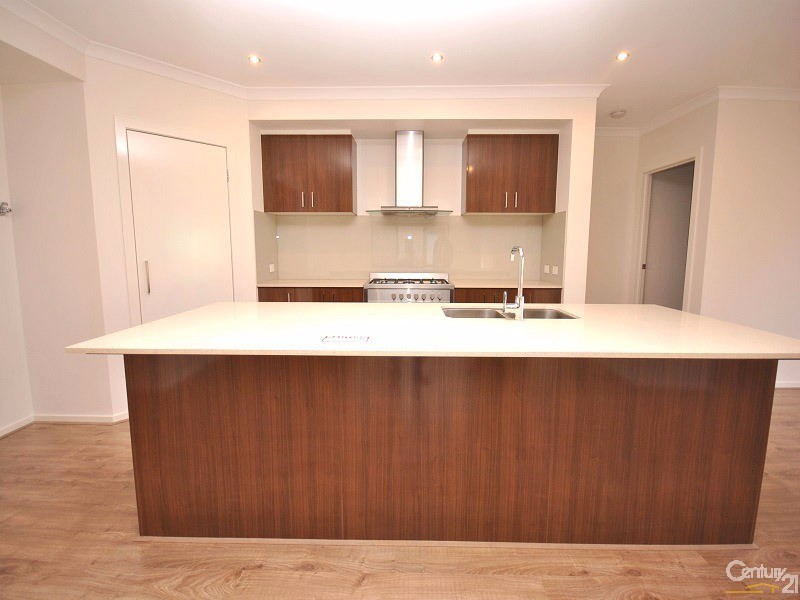 6 Viewbright Road, Clyde North VIC 3978