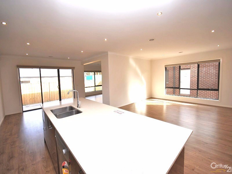 6 Viewbright Road, Clyde North VIC 3978