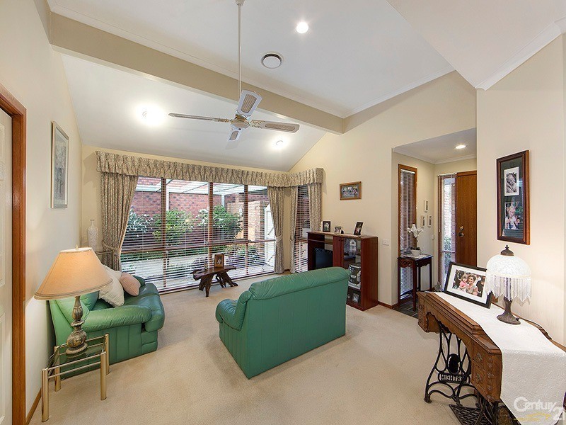 16 Adelaide Close, Berwick VIC 3806