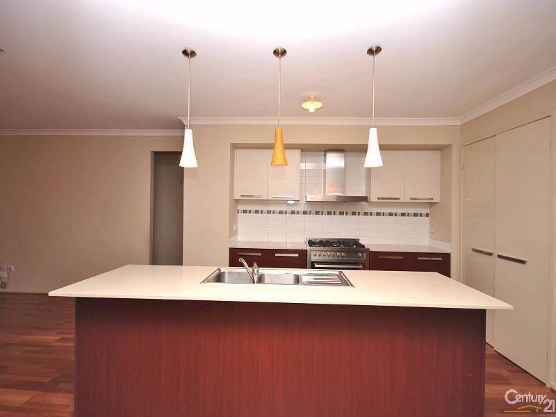 16 Manorwood Way, Berwick VIC 3806