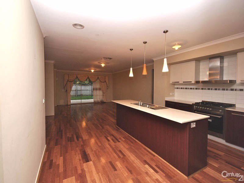 16 Manorwood Way, Berwick VIC 3806