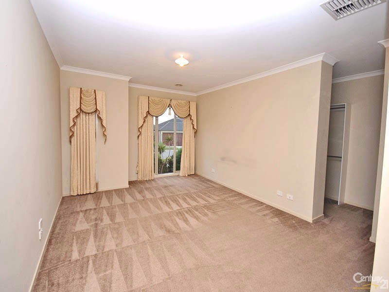 16 Manorwood Way, Berwick VIC 3806