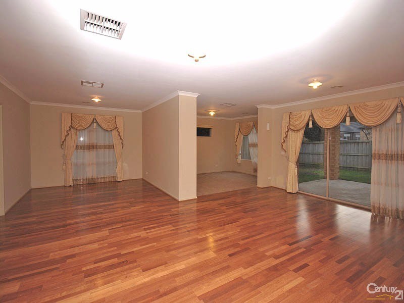 16 Manorwood Way, Berwick VIC 3806