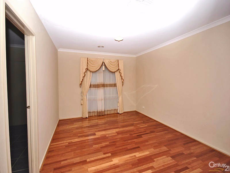 16 Manorwood Way, Berwick VIC 3806