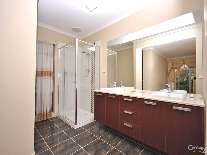 16 Manorwood Way, Berwick VIC 3806