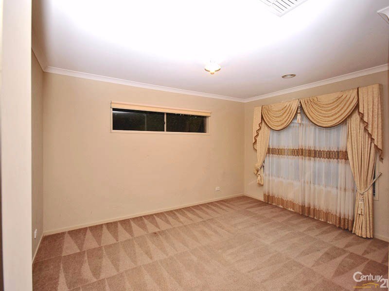 16 Manorwood Way, Berwick VIC 3806