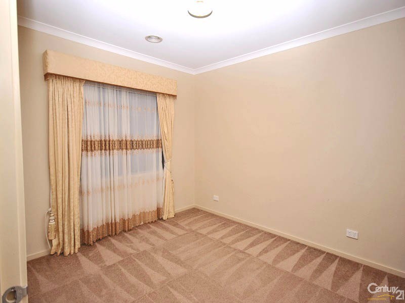 16 Manorwood Way, Berwick VIC 3806