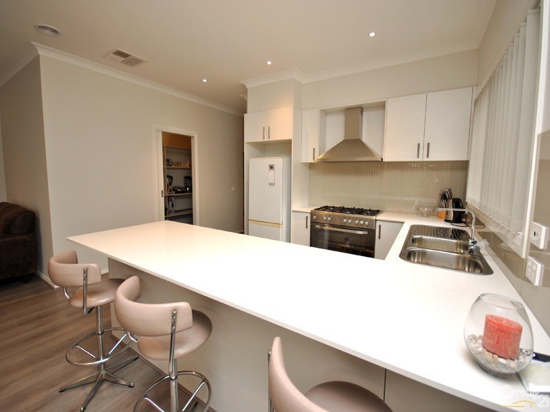 18 Strettle Crescent, Cranbourne North VIC 3977