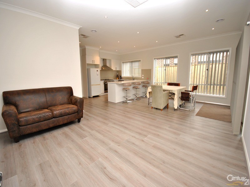 18 Strettle Crescent, Cranbourne North VIC 3977