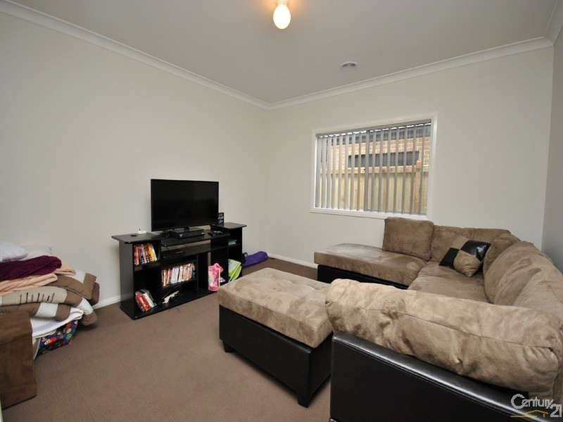 18 Strettle Crescent, Cranbourne North VIC 3977