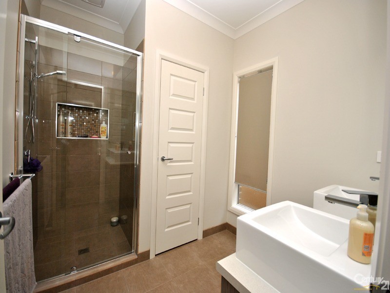 18 Strettle Crescent, Cranbourne North VIC 3977