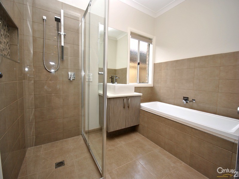 18 Strettle Crescent, Cranbourne North VIC 3977