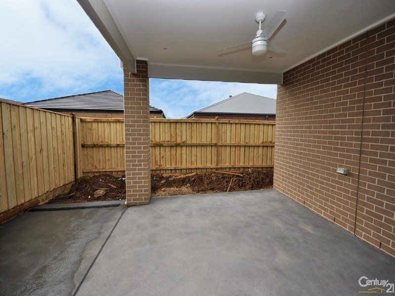 18 Strettle Crescent, Cranbourne North VIC 3977