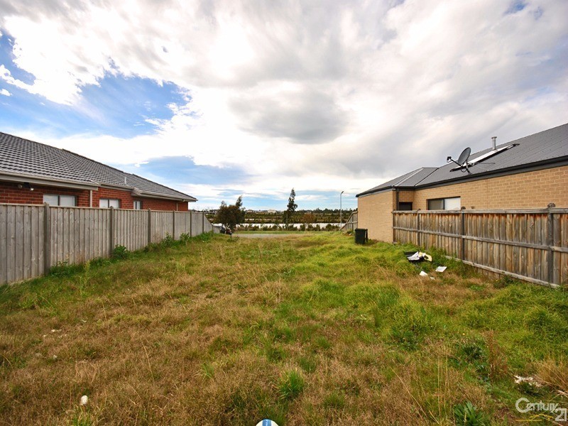 13 Maeve Circuit, Clyde North VIC 3978