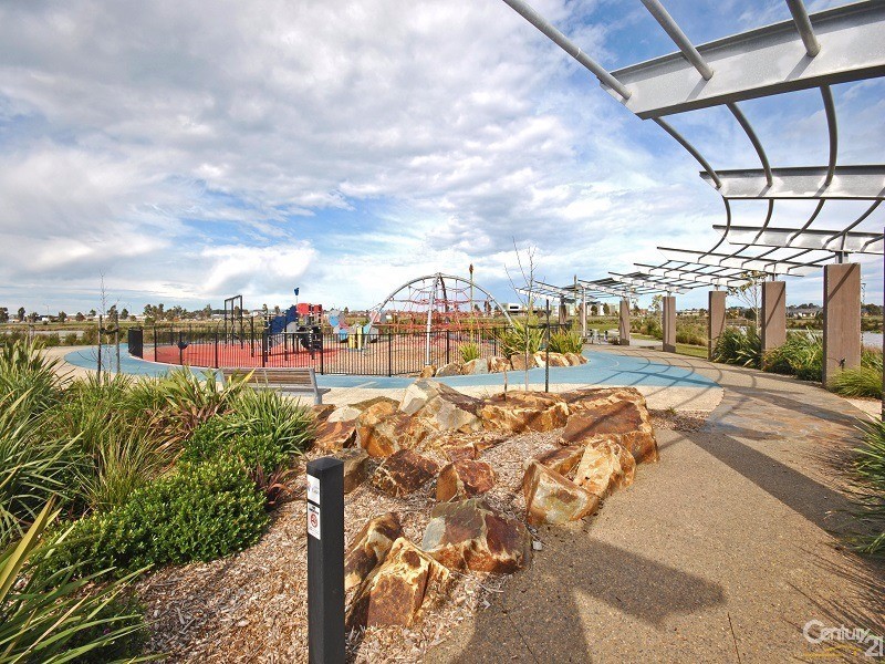 13 Maeve Circuit, Clyde North VIC 3978