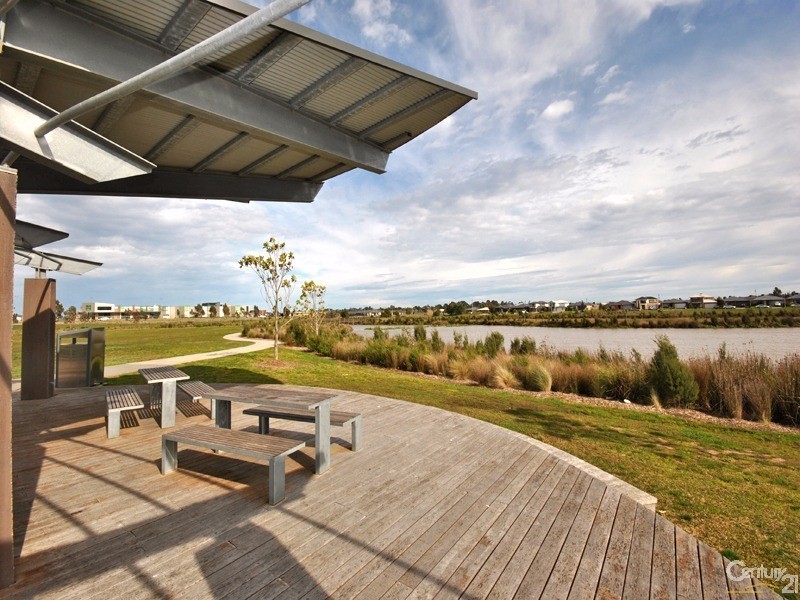 13 Maeve Circuit, Clyde North VIC 3978