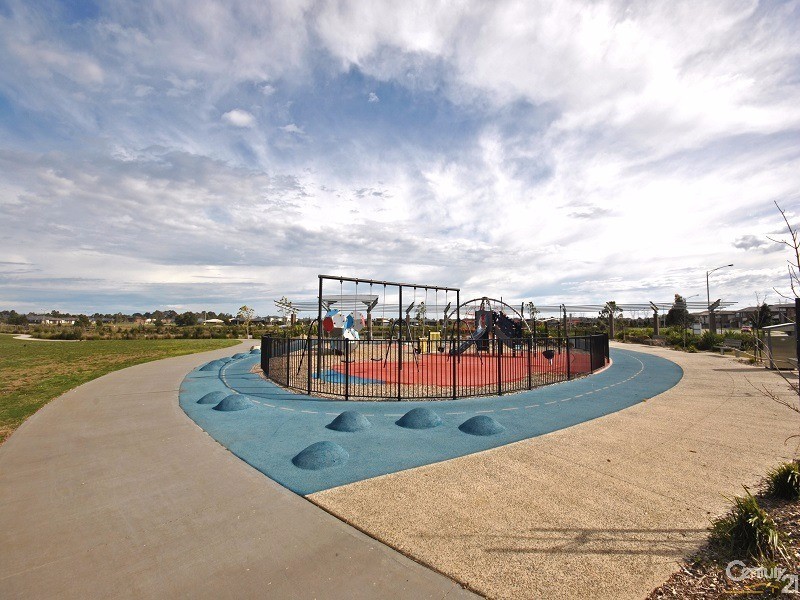 13 Maeve Circuit, Clyde North VIC 3978