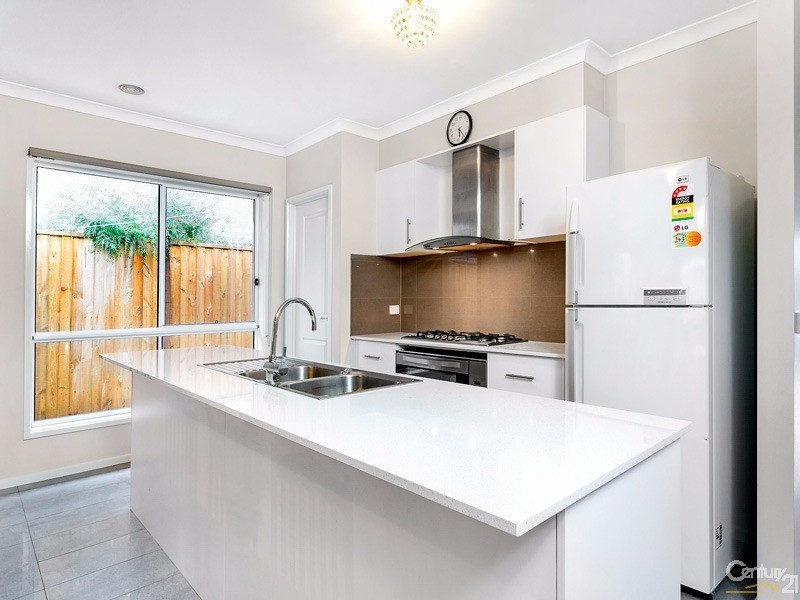 10 Serene Way, Clyde North VIC 3978