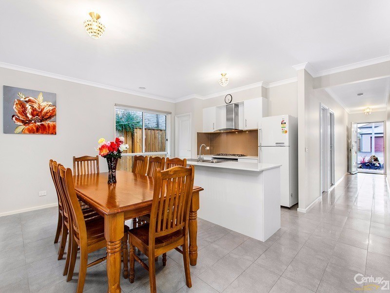 10 Serene Way, Clyde North VIC 3978