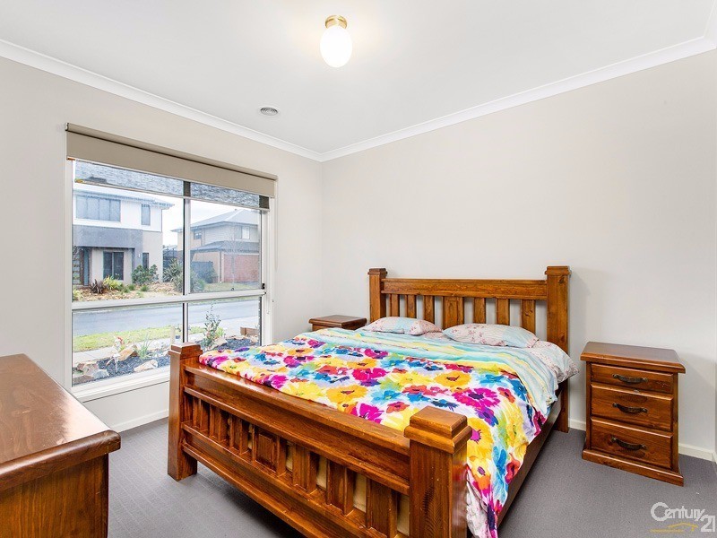10 Serene Way, Clyde North VIC 3978